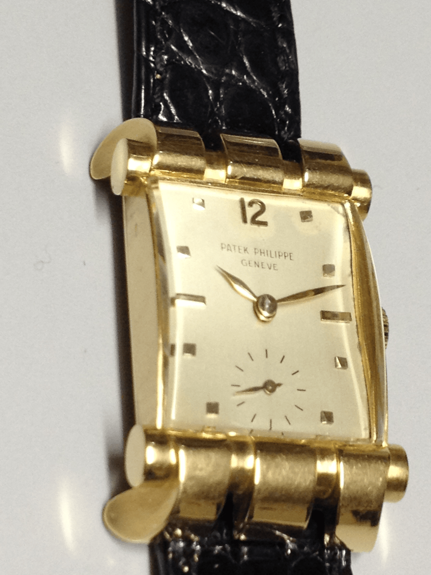 Patek Philippe Retro watch Bear Claw Ref: 2471 in Pink gold. Circa: 1951.