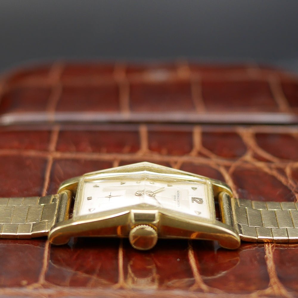 Vacheron&Constantin Retro Dress watch with a guilloche dial in Yellow gold. Circa:1945