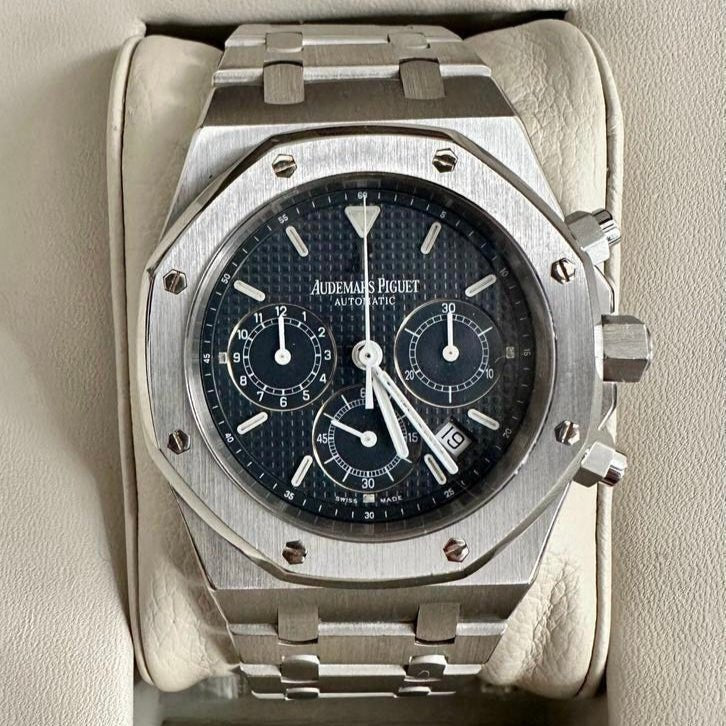 Audemars Piguet Royal Oak 25860ST “Kasparov Chronograph,” 39mm stainless steel case, dark grey “Tapisserie” dial, chronograph function, and integrated bracelet.