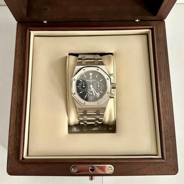 Audemars Piguet Royal Oak 25860ST “Kasparov Chronograph,” 39mm stainless steel case, dark grey “Tapisserie” dial, chronograph function, and integrated bracelet.