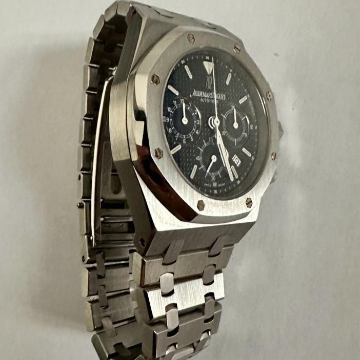 Audemars Piguet Royal Oak 25860ST “Kasparov Chronograph,” 39mm stainless steel case, dark grey “Tapisserie” dial, chronograph function, and integrated bracelet.