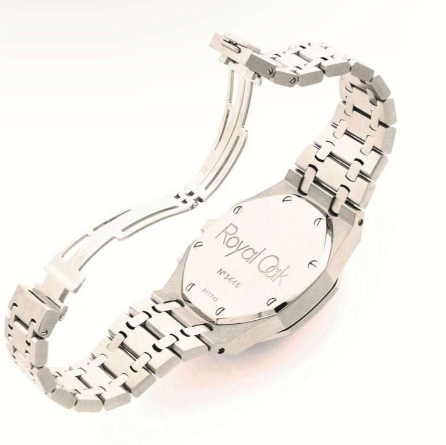 udemars Piguet Royal Oak 26300ST “Kasparov Chronograph,” 39mm stainless steel case, white “Tapisserie” dial, contrasting subdials, and integrated bracelet.