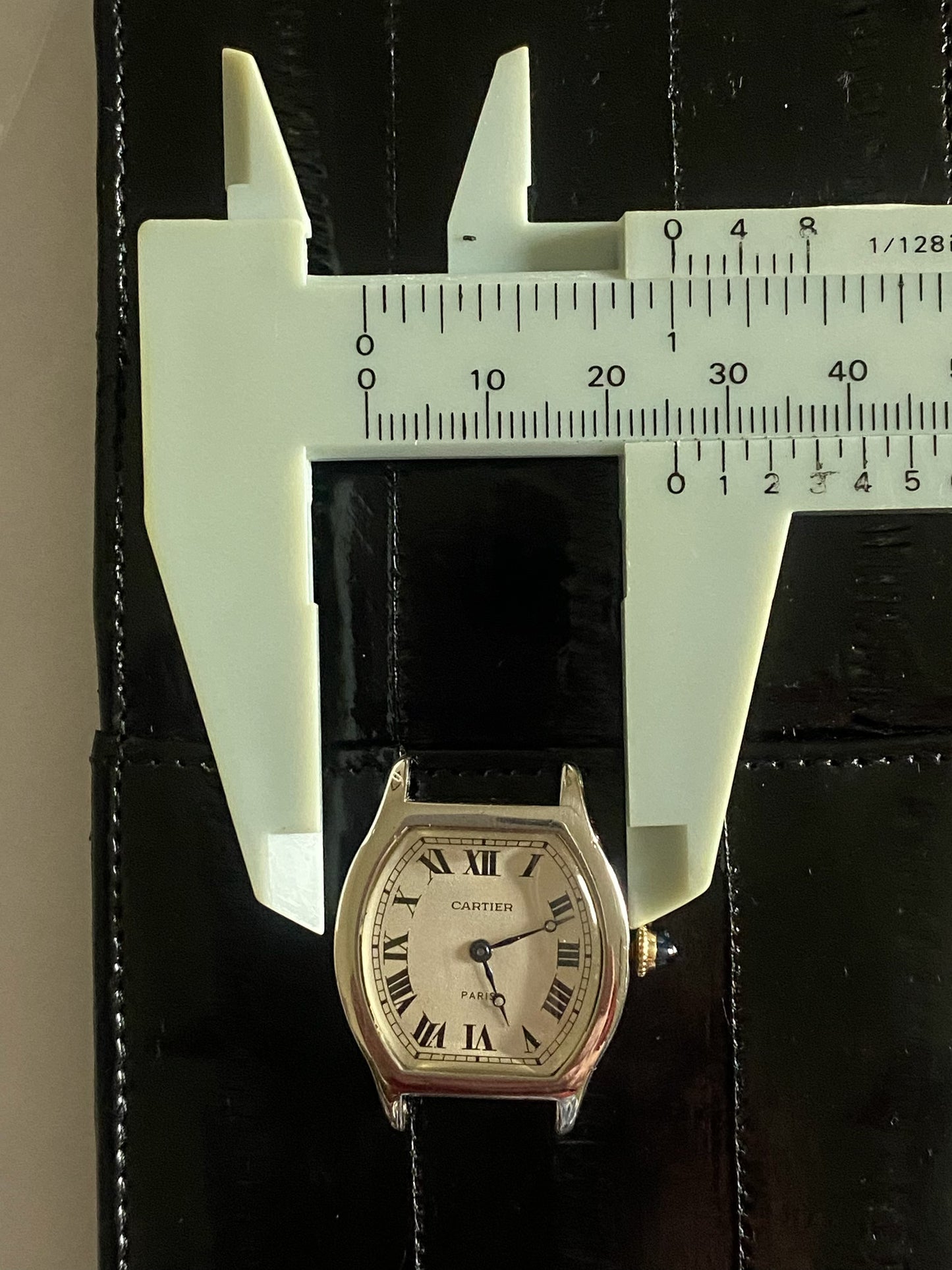Cartier Tortue Platinum 1916 – A rare vintage luxury watch with timeless elegance.