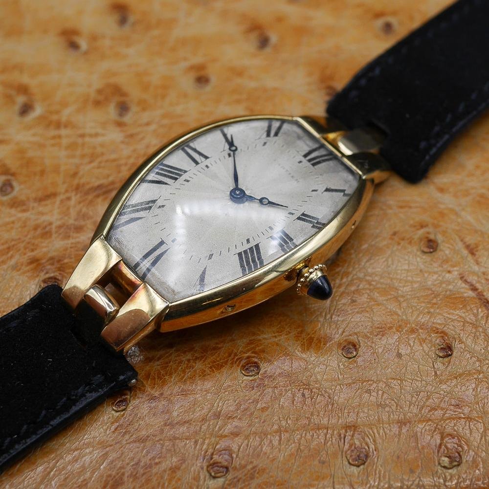 Cartier Tonneau in Yellow gold. Circa: 1930.