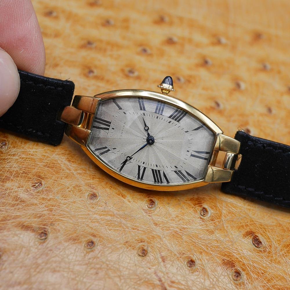 Cartier Tonneau in Yellow gold. Circa: 1930.