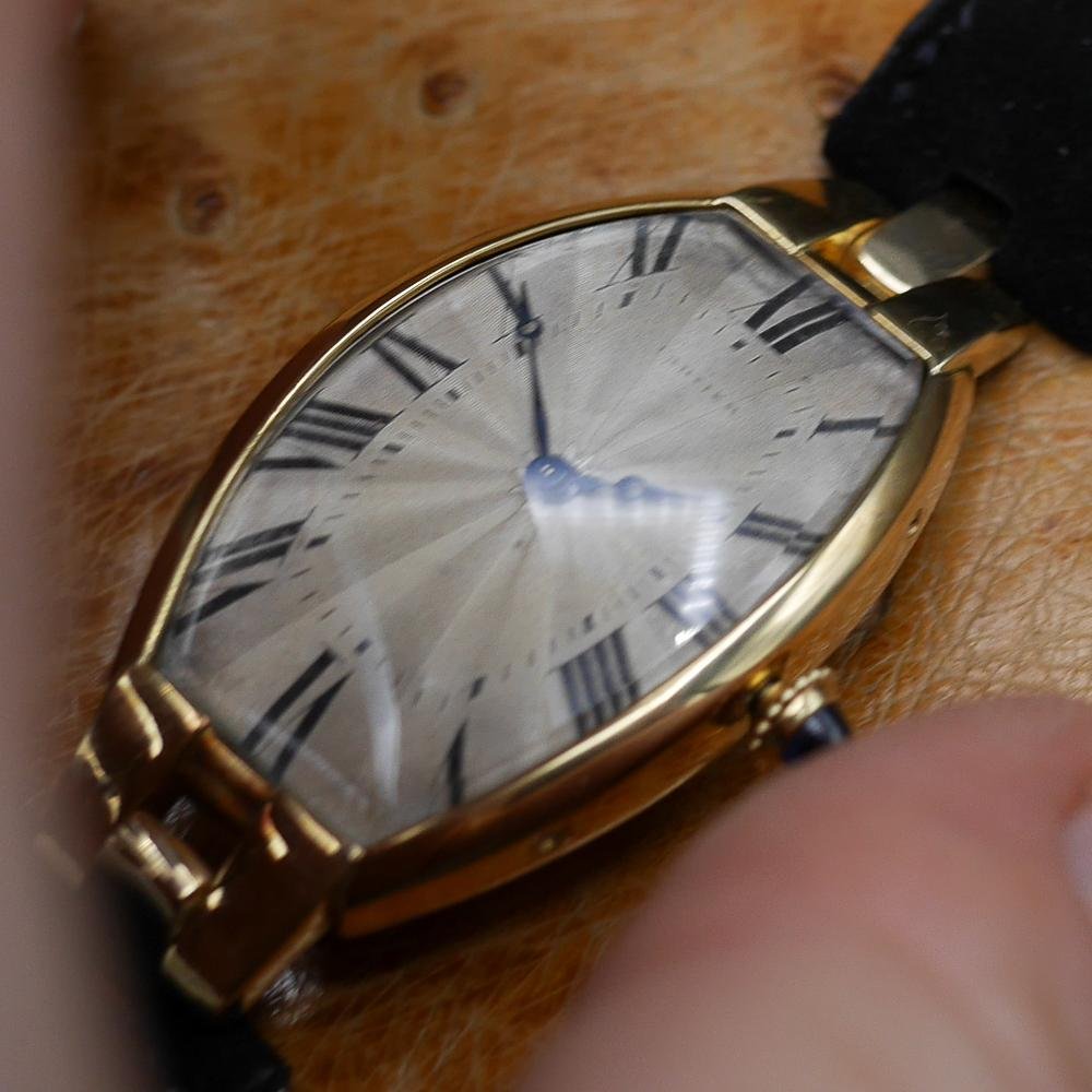 Cartier Tonneau in Yellow gold. Circa: 1930.