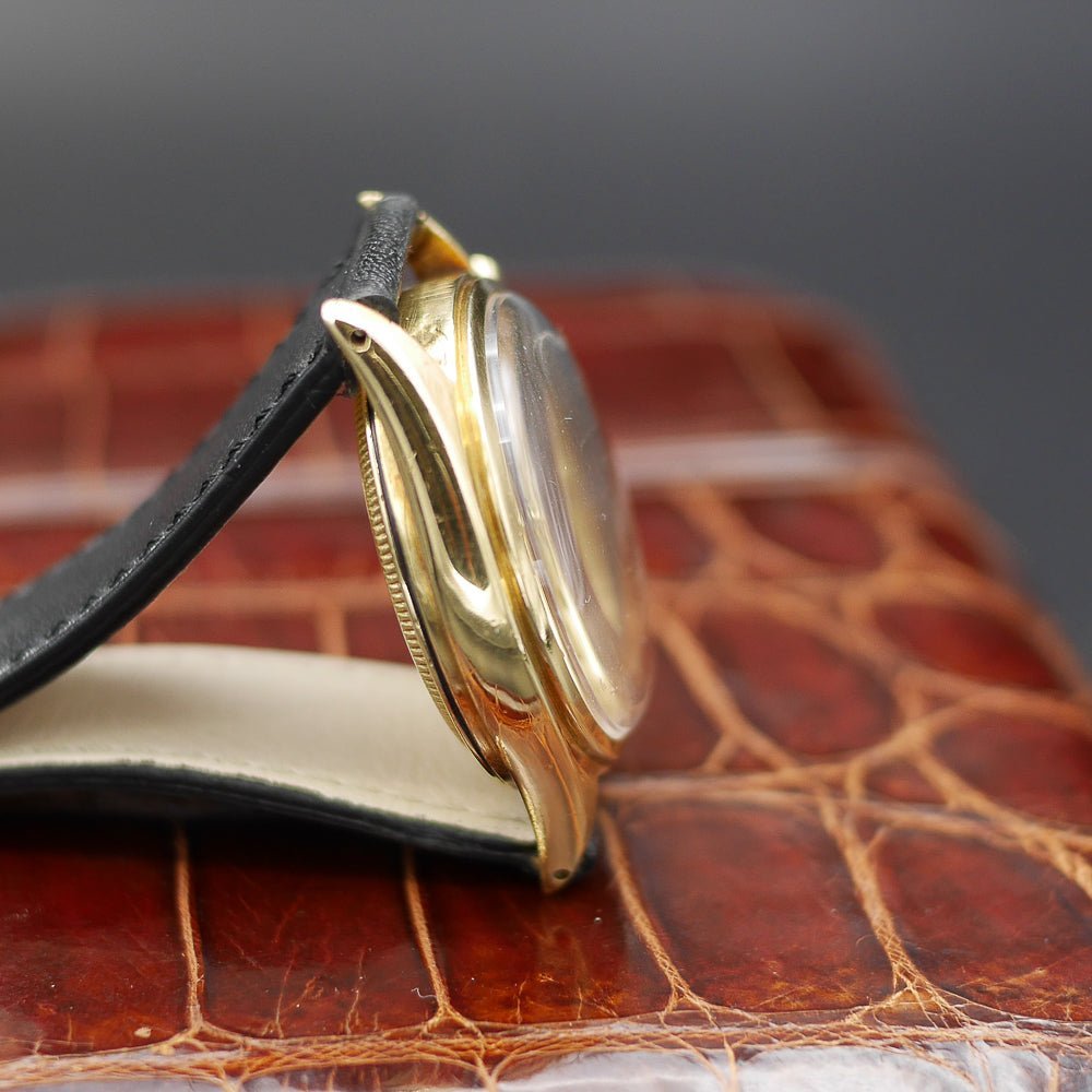 Side view of the Rolex Ref. 4500 in yellow gold