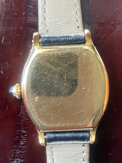 Cartier Tortue Yellow Gold 1914 – A rare vintage luxury timepiece with timeless sophistication.