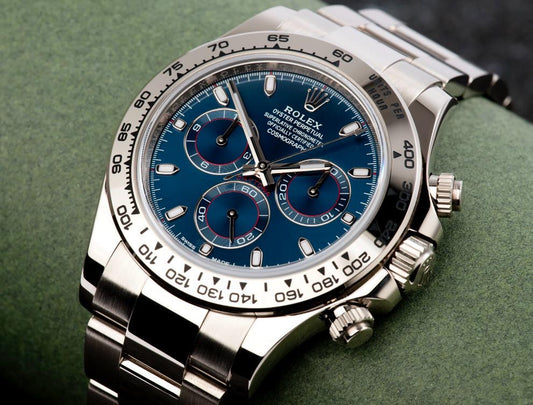 Rolex Daytona Ref: 116509 from 2023 in 18k white gold with a striking blue dial. A sought-after chronograph in full set .
